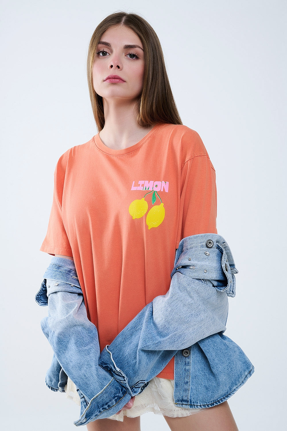 T-shirt rilassata arancione con stampa di limoni