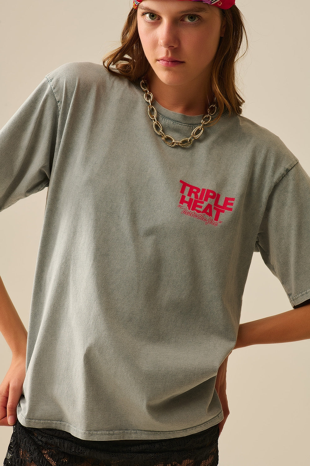 Q2 T-shirt TRIPLE HEAT LOGO a manica corta di colore grigio lavato e dal taglio rilassato