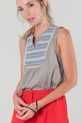 Q2 Top a righe grigio con dettagli multicolore sul davanti