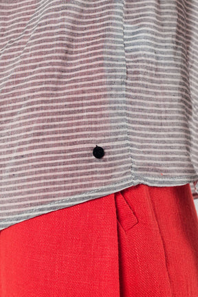 Top a righe grigio con dettagli multicolore sul davanti