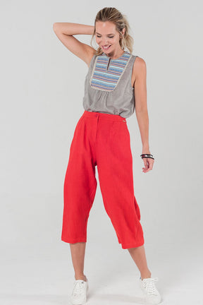 Top a righe grigio con dettagli multicolore sul davanti