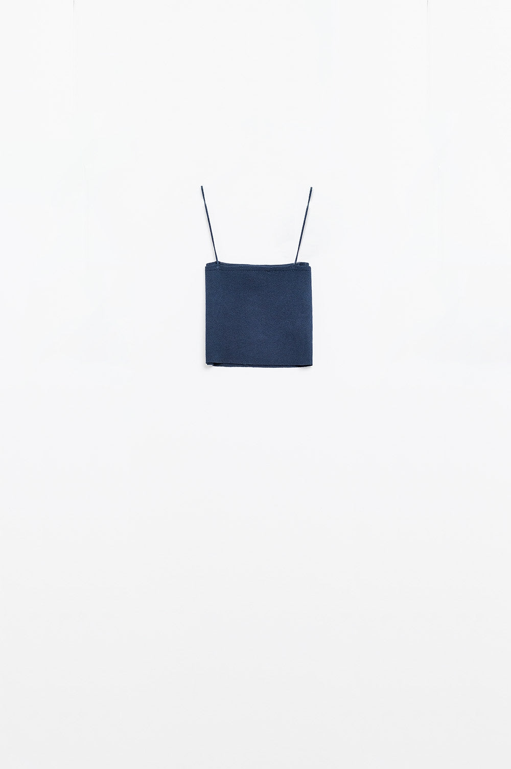 Top basic in maglia blu navy con spalline sottili