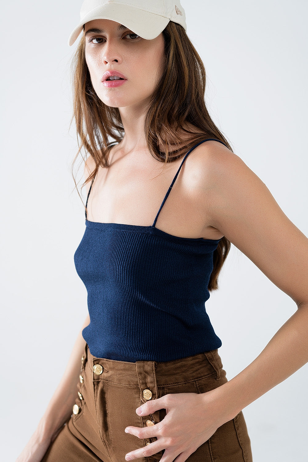 Top basic in maglia blu navy con spalline sottili