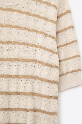 Top beige in maglia traforata con maniche corte e strisce dorate