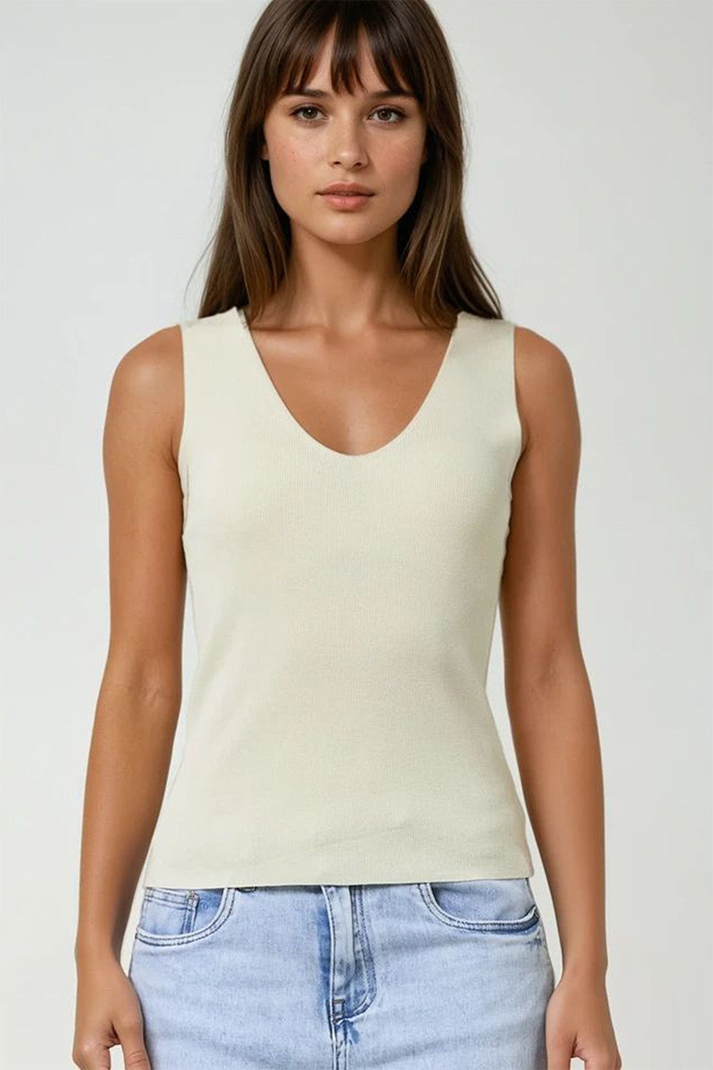 Q2 Top beige senza maniche in maglia fine con scollo a V