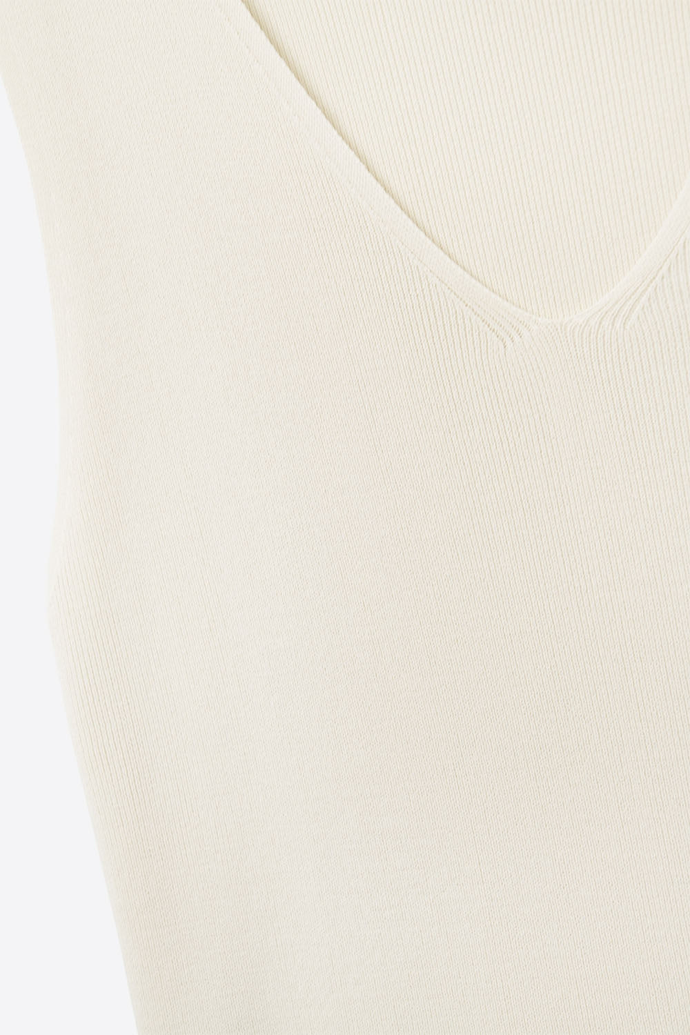 Top beige senza maniche in maglia fine con scollo a V