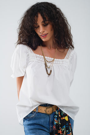 Top bianco con scollo quadrato e maniche corte