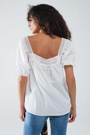 Top bianco con scollo quadrato e maniche corte