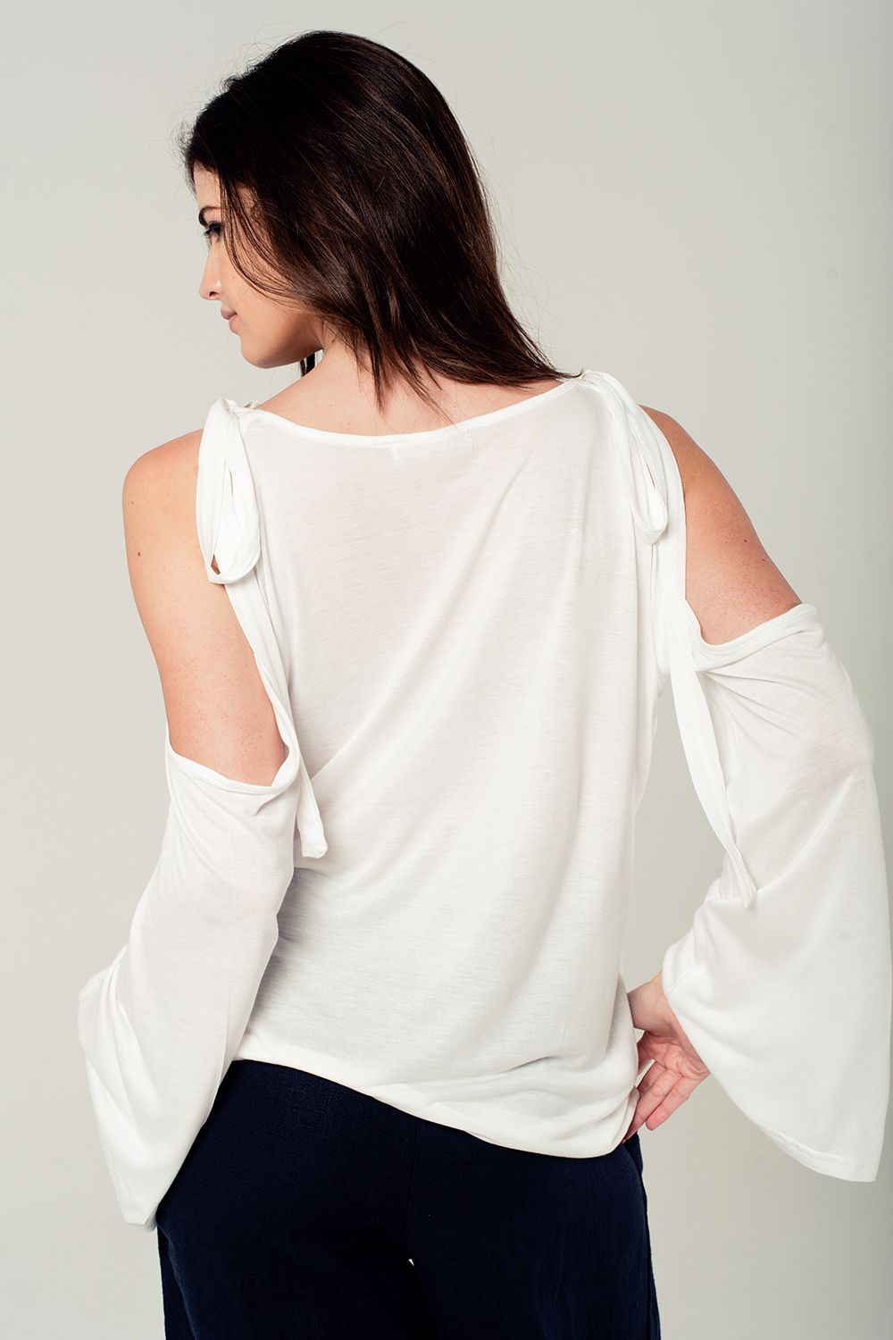 Top bianco con spalle scoperte