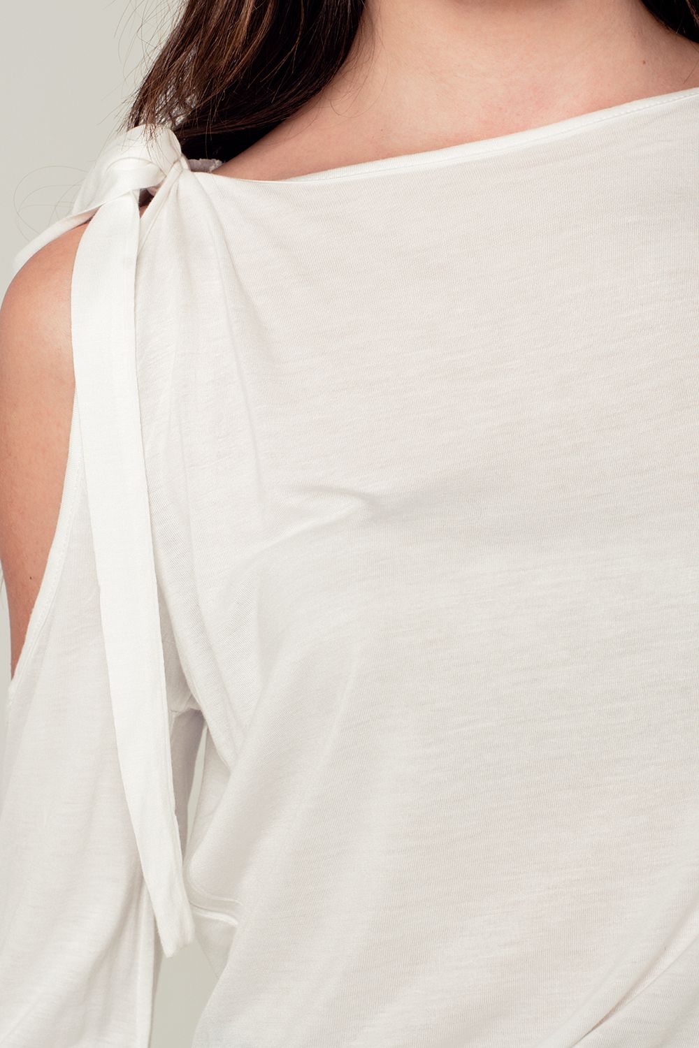 Top bianco con spalle scoperte