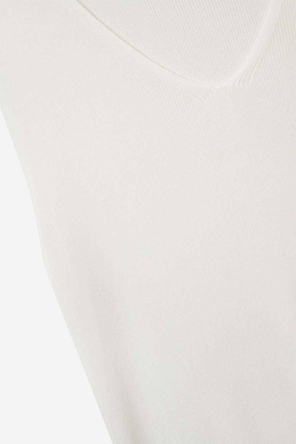 Top bianco senza maniche in maglia fine con scollo a V