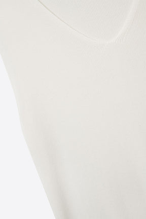 Top bianco senza maniche in maglia fine con scollo a V