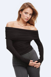 Q2 Top bodycon viscose con spalle scoperte in nero