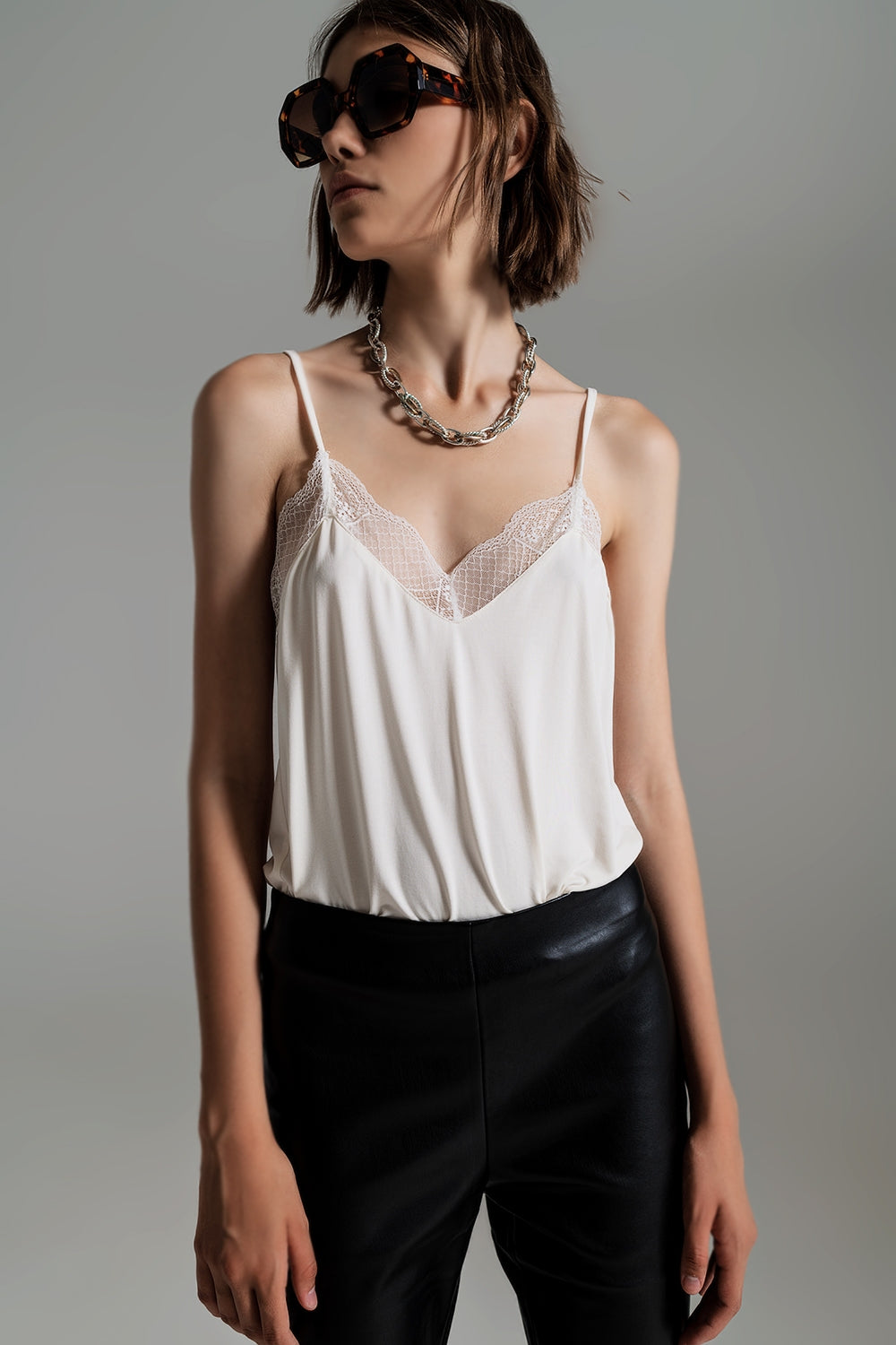 Q2 Top cami con pizzo color crema