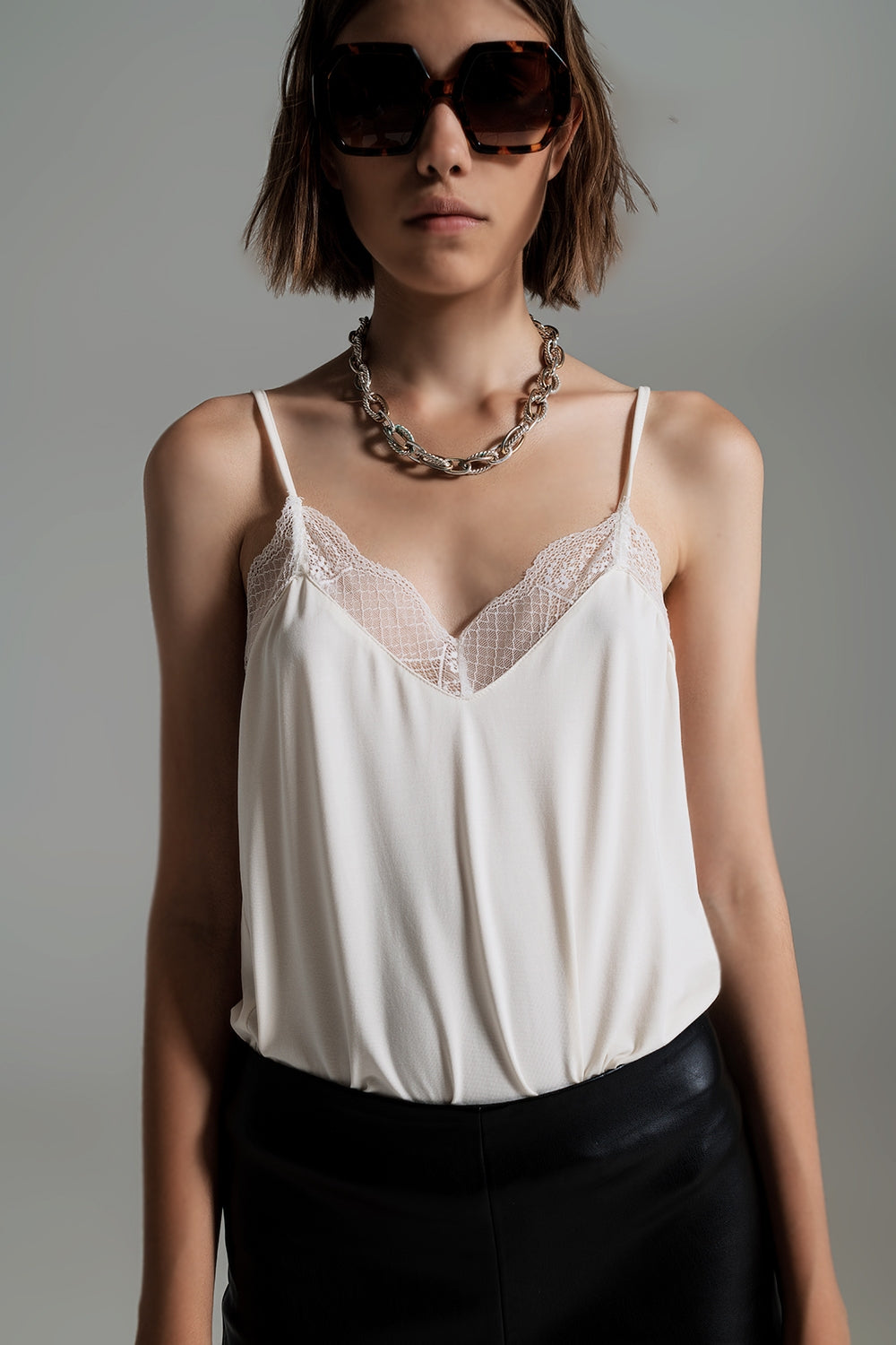 Top cami con pizzo color crema