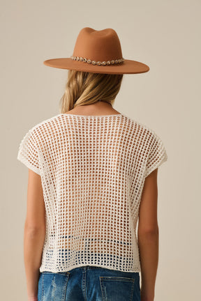 Top con maniche scese in maglia aperta all'uncinetto in bianco