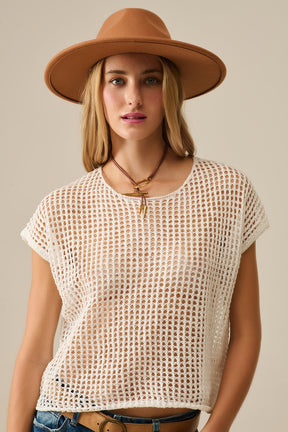 Top con maniche scese in maglia aperta all'uncinetto in bianco