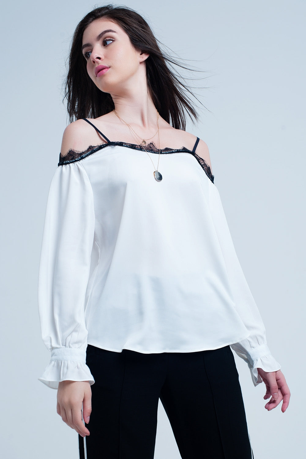 Top con pizzo nero e spalle nude bianco