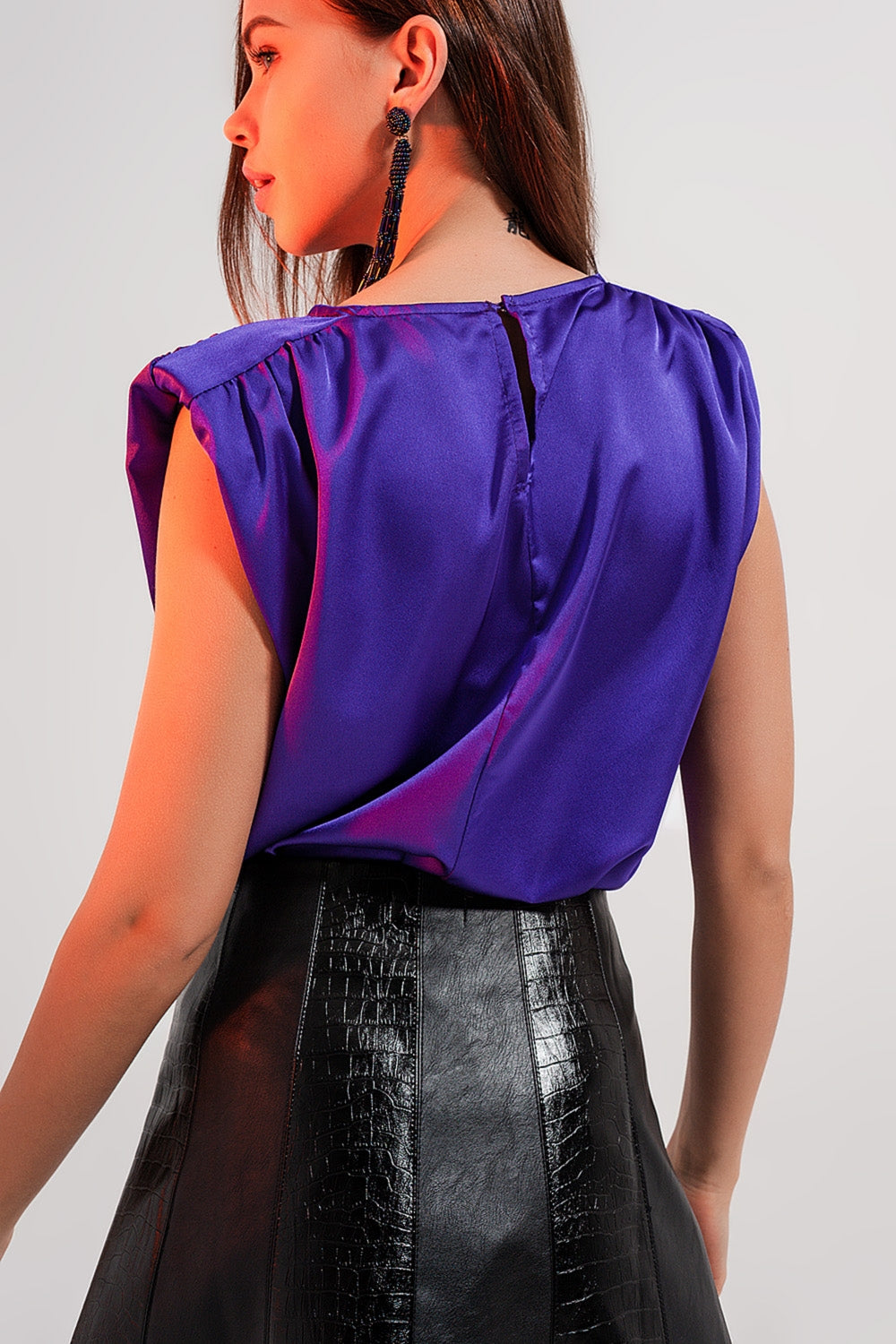 Top con spalle imbottite in raso viola