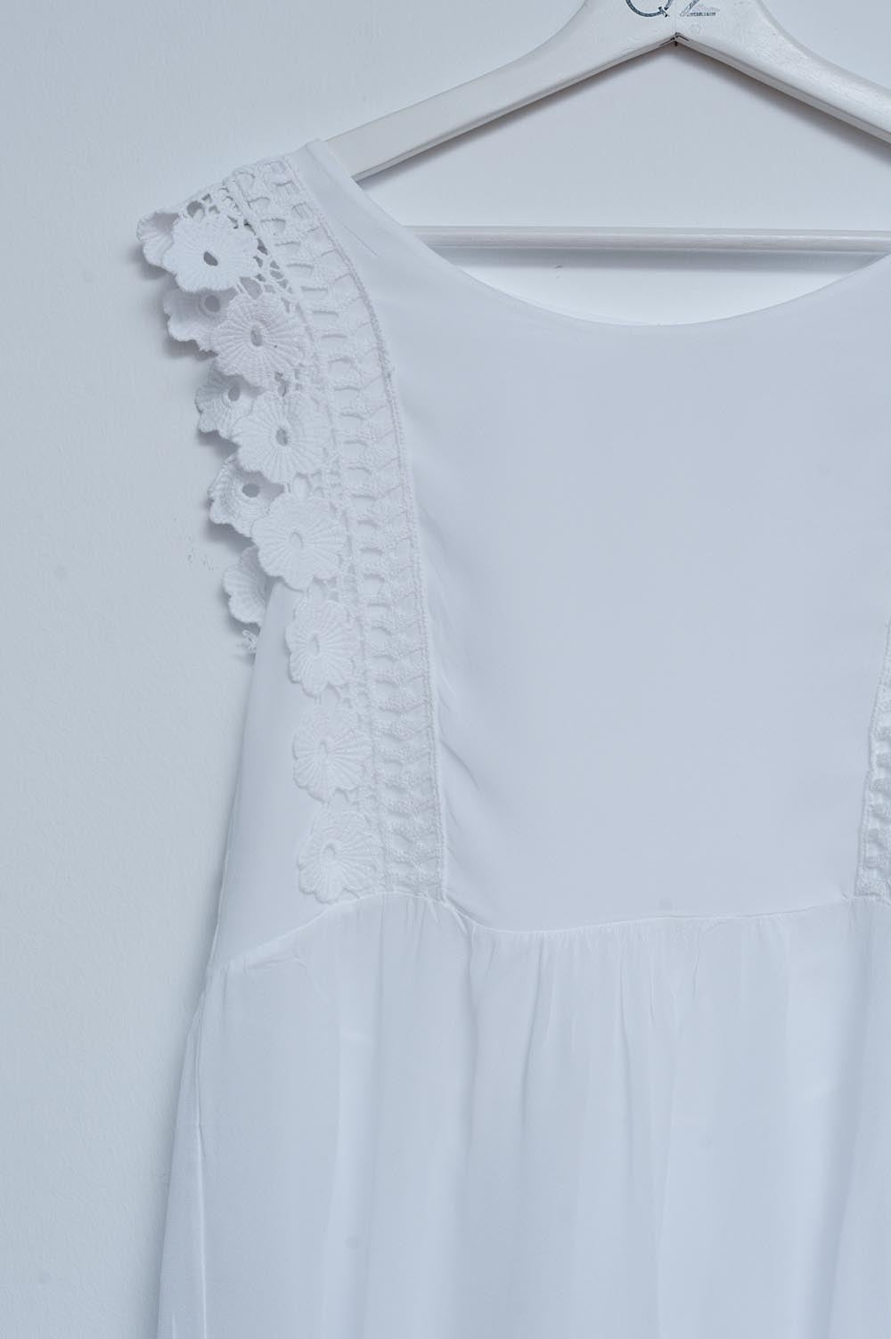 Top con volant in pizzo bianco