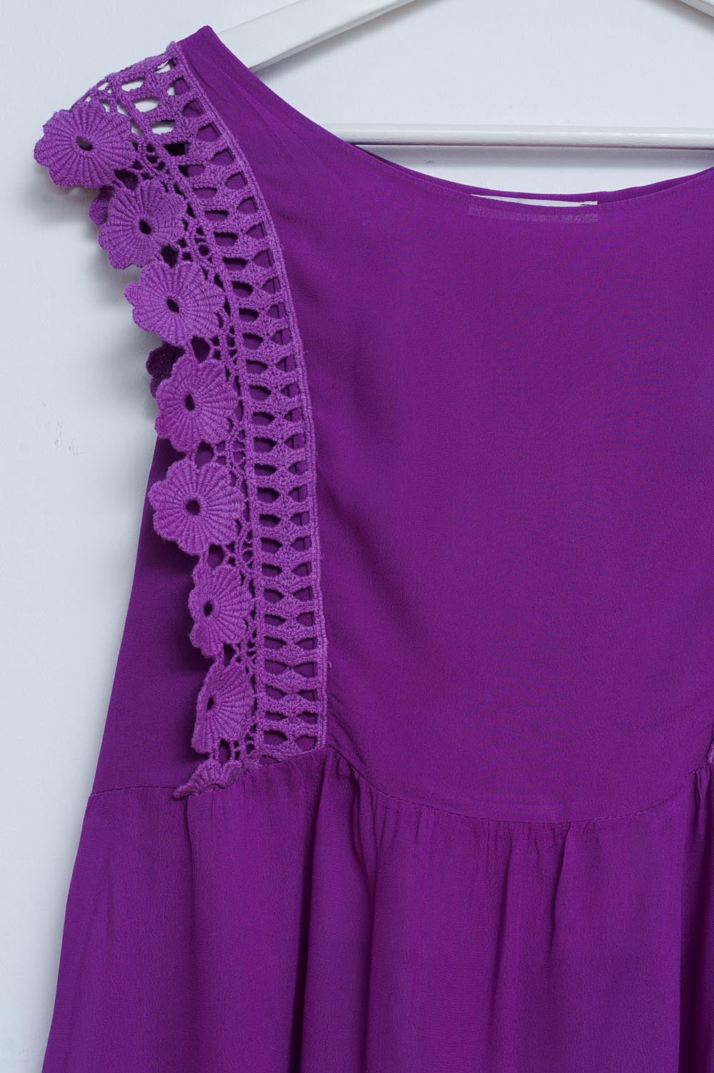 Top con volant in pizzo viola