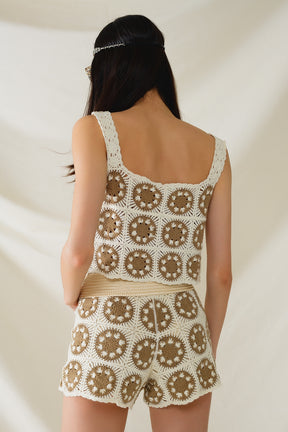 Top corto all'uncinetto con motivo a cerchio in beige