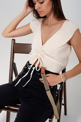 Q2 Top corto allacciato sul davanti con arricciature e maniche voluminose color crema