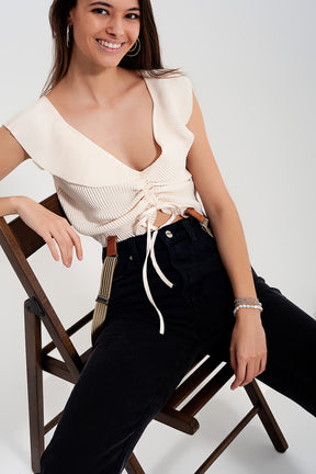 Top corto allacciato sul davanti con arricciature e maniche voluminose color crema