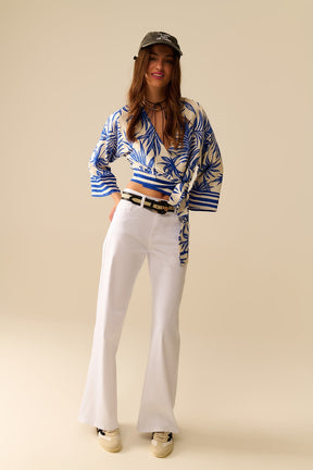 Top corto avvolgente a stampa tropicale in blu