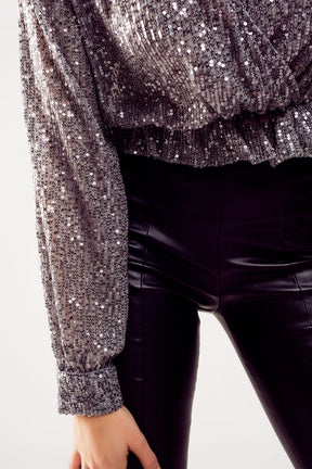 Top corto color argento con paillettes scollo incrociato