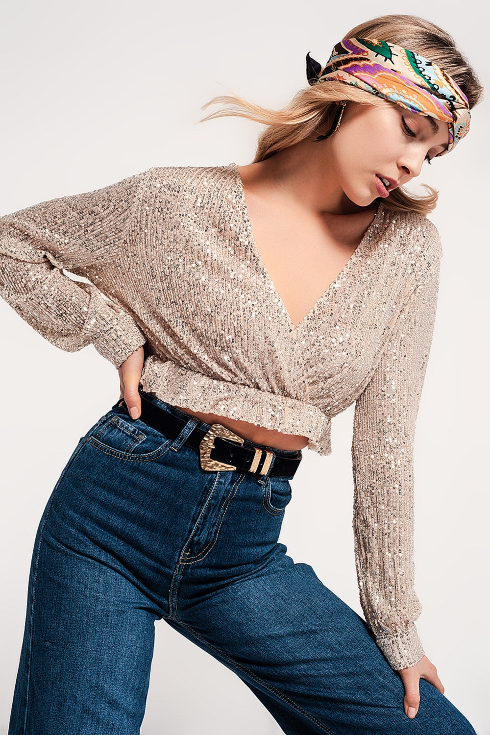Q2 Top corto color oro con paillettes scollo incrociato