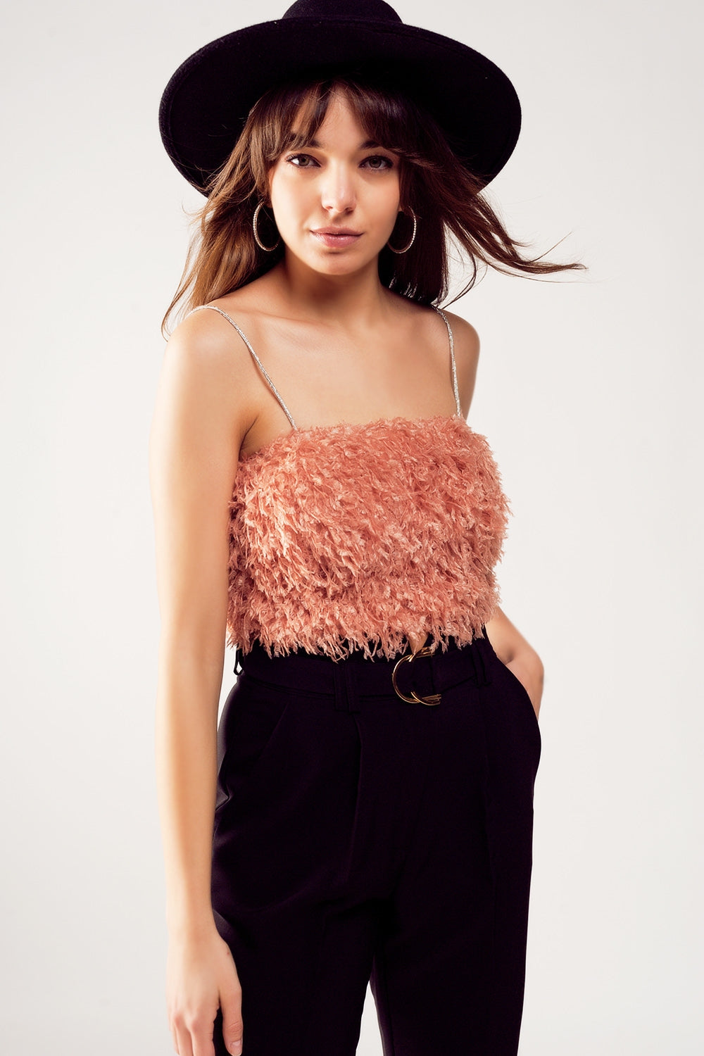 Q2 Top corto color rosa con piume