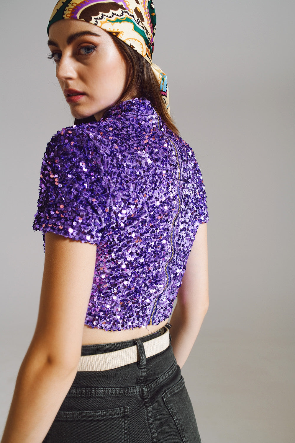 Top corto con collo alto in paillettes viola