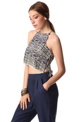 Q2 Top corto stampato blu con dettaglio stringato sul lato