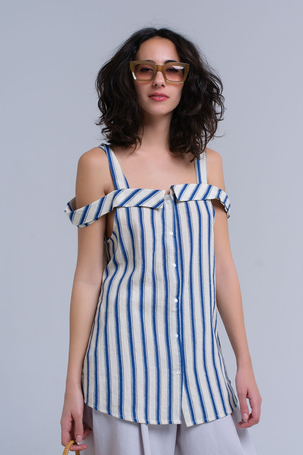 Top crema con strisce blu