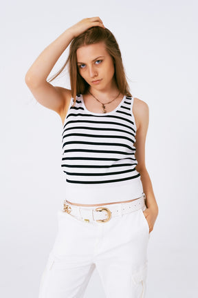 Q2 Top cropped a righe in bianco e blu