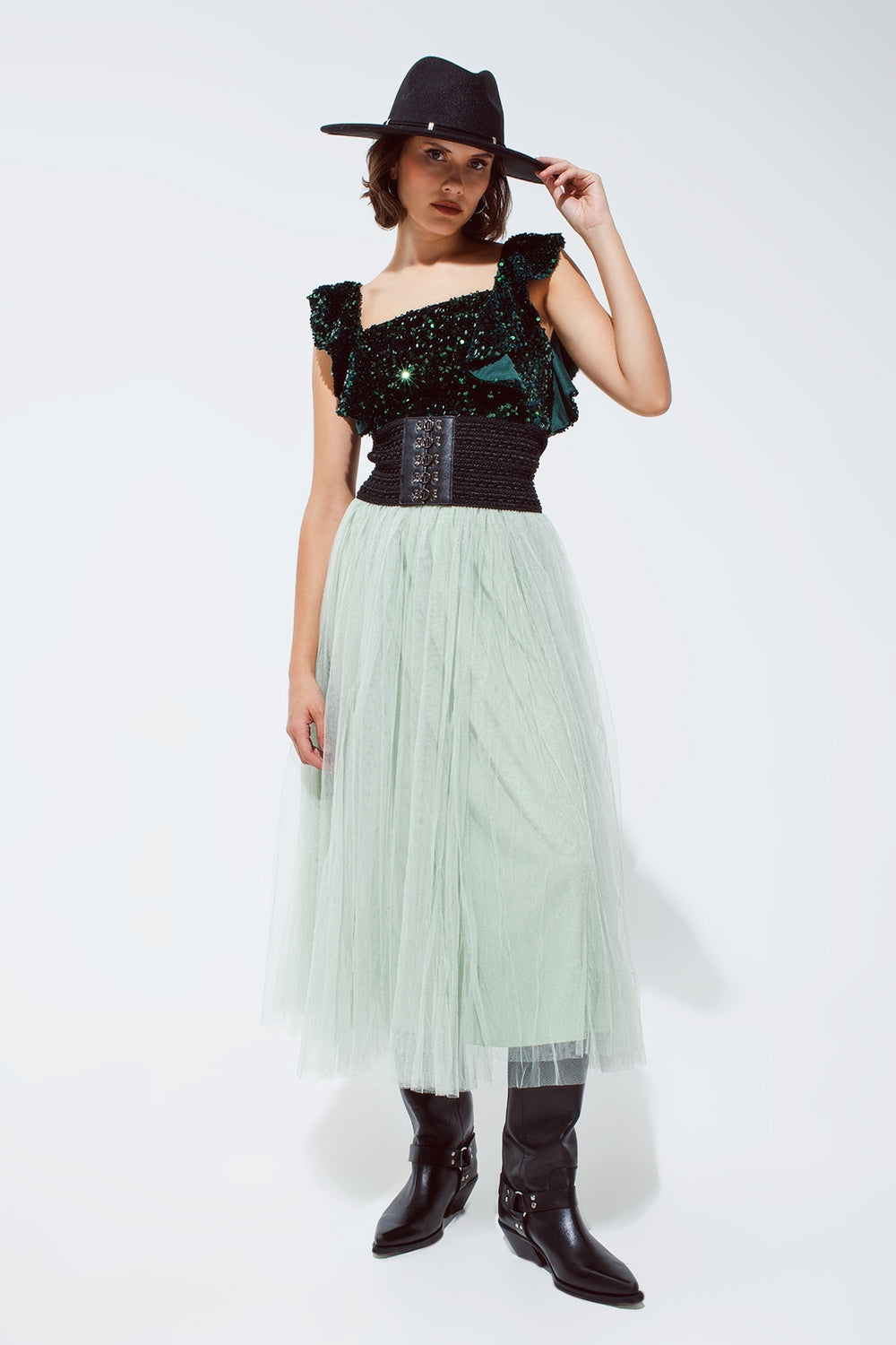 Top cropped in paillettes di colore verde con spalline larghe