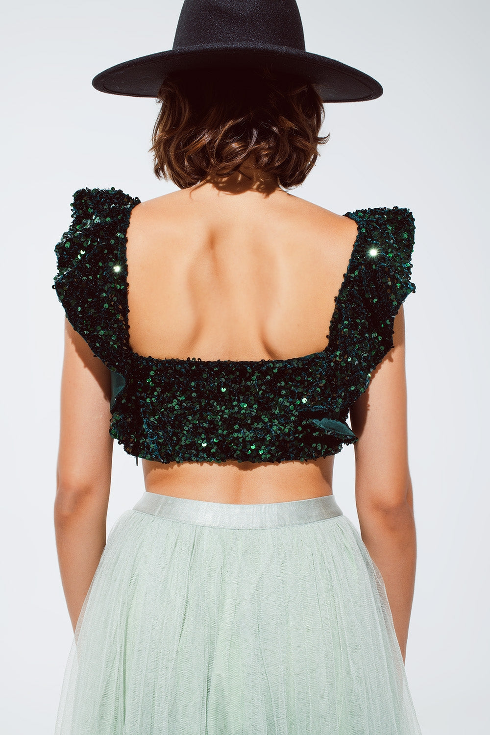 Top cropped in paillettes di colore verde con spalline larghe