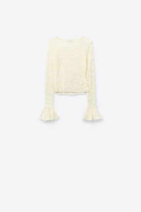 Top di pizzo color crema con maniche lunghe svasate e volant