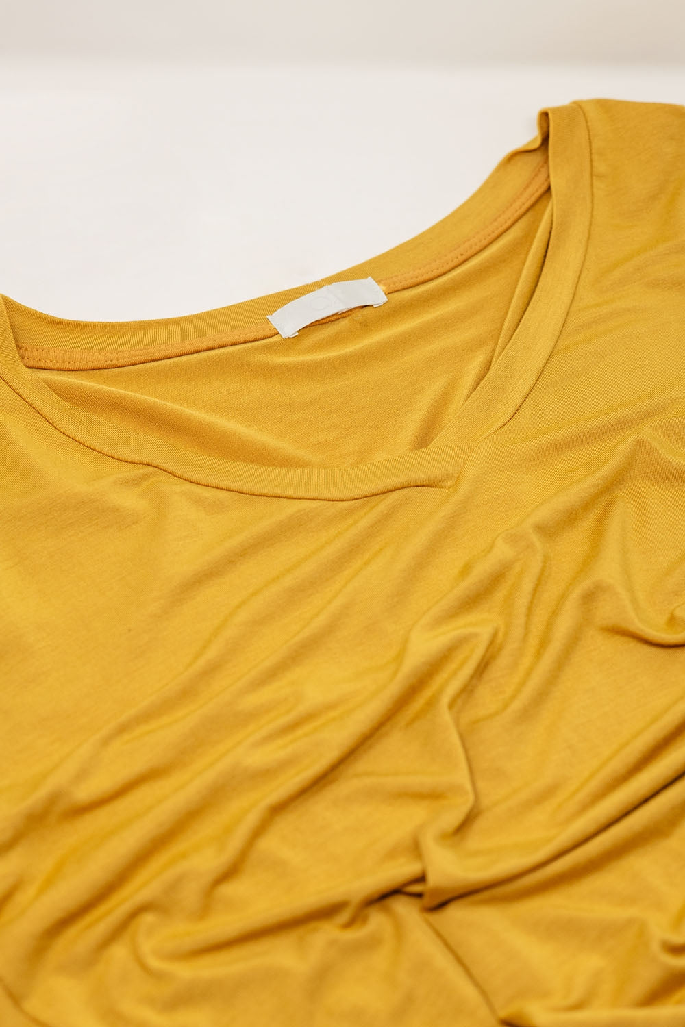 Top giallo a maniche lunghe con scollo a V in modal