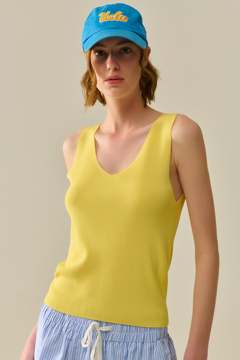 Q2 Top giallo senza maniche in maglia fine con scollo a V