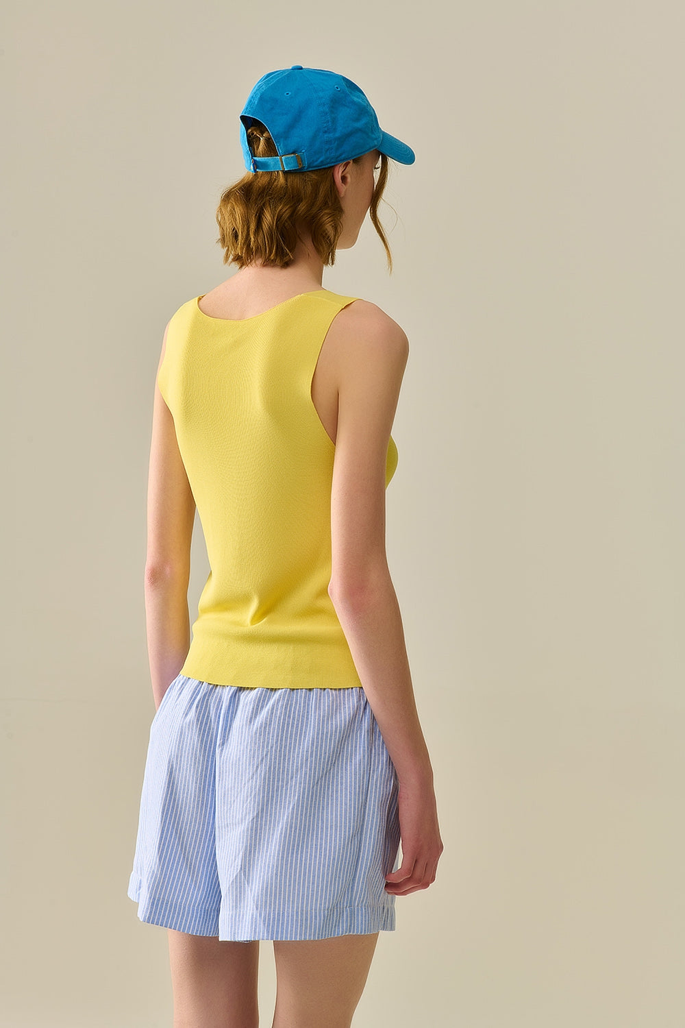 Top giallo senza maniche in maglia fine con scollo a V