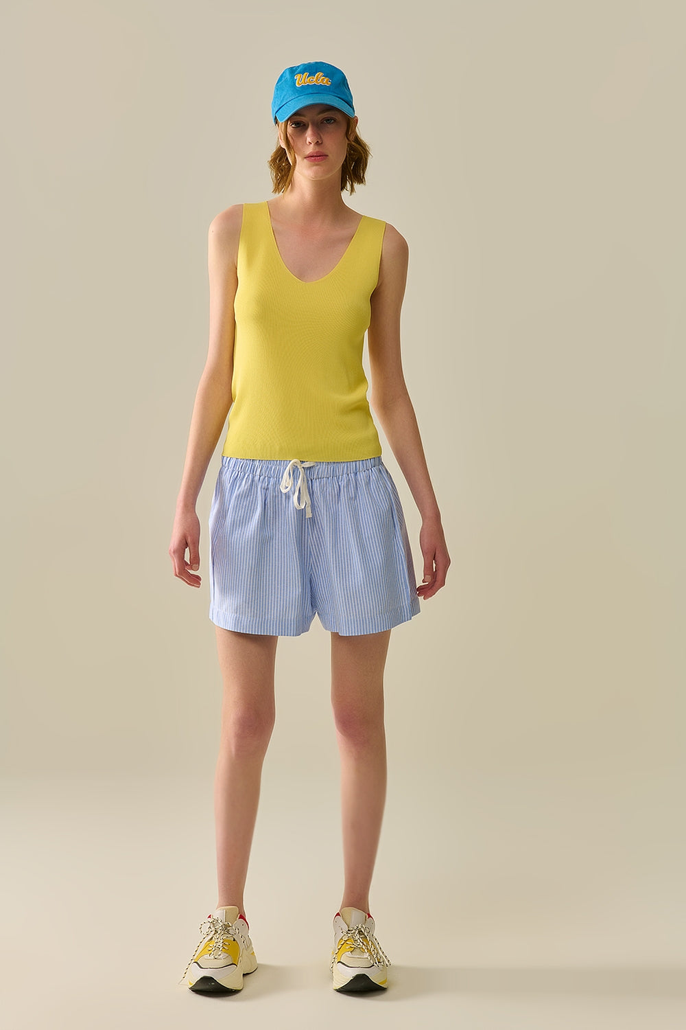 Top giallo senza maniche in maglia fine con scollo a V