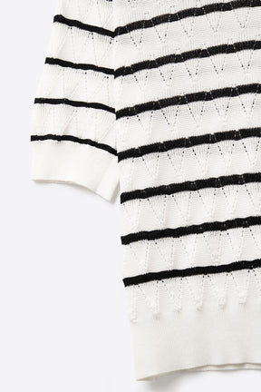 Top in maglia bianca traforata con maniche corte e righe nere
