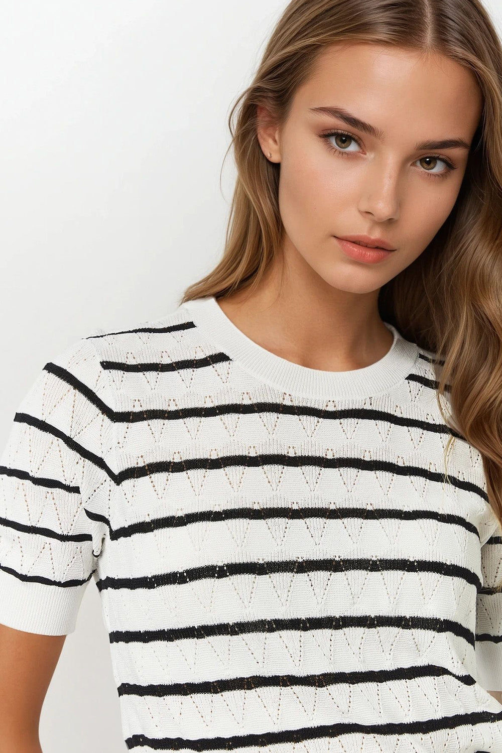 Top in maglia bianca traforata con maniche corte e righe nere