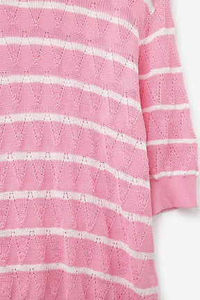 Top in maglia rosa traforata con maniche corte e strisce bianche