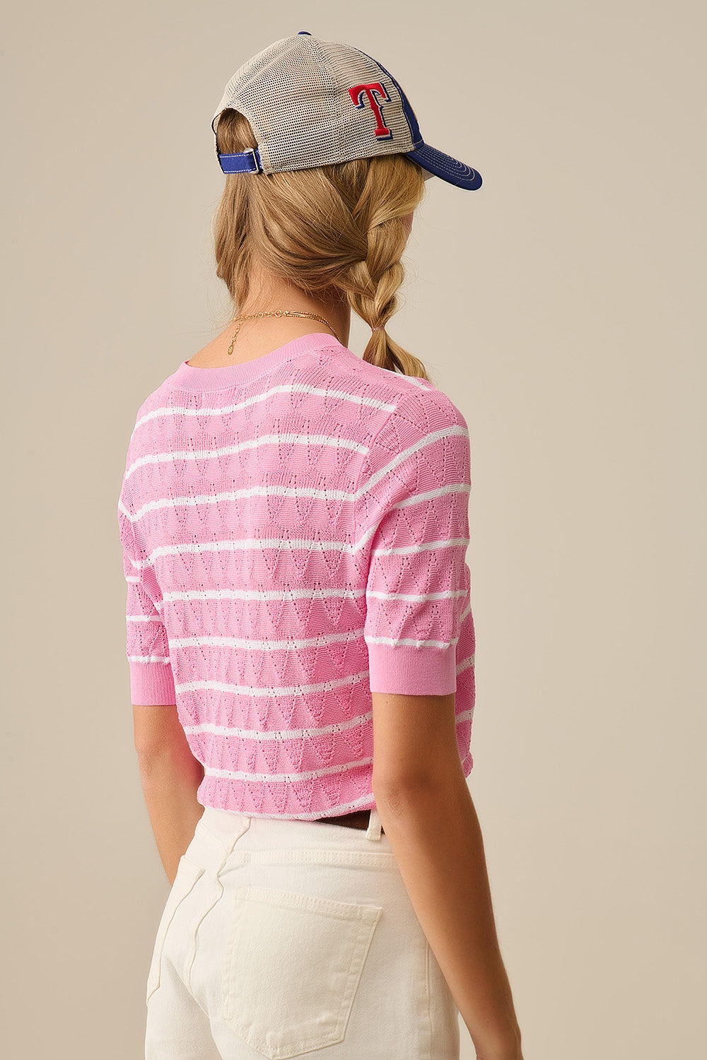 Top in maglia rosa traforata con maniche corte e strisce bianche