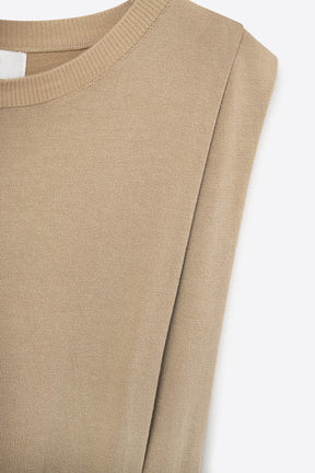 Top in maglia senza maniche con spalle drappeggiate in cammello