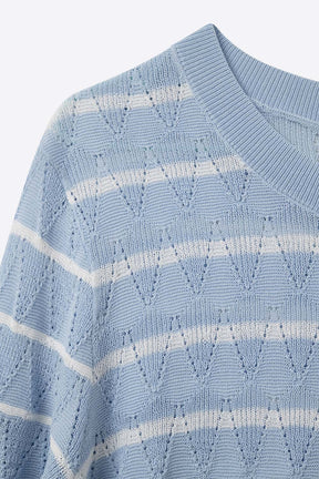 Top in maglia traforata blu cielo con maniche corte e righe bianche