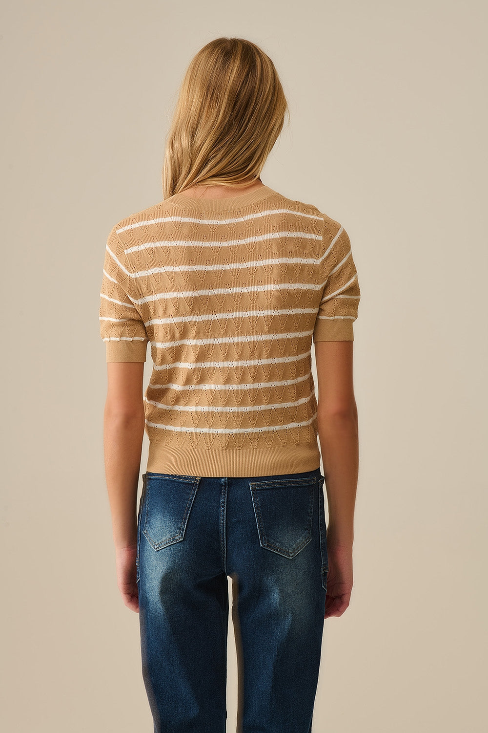 Top in maglia traforata cammello con maniche corte e strisce bianche